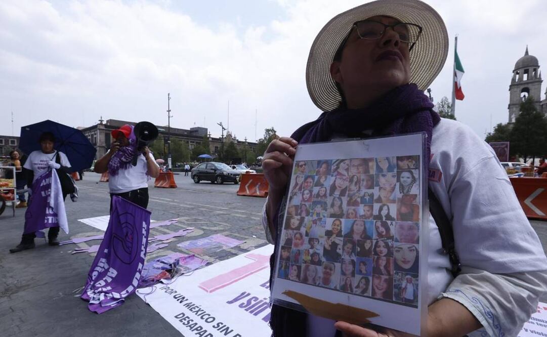 Familiares de víctimas de feminicidio y desaparición colocaron un memorial y protestaron frente a Palacio de Gobierno . Foto:  Jorge Alvarado  - EL UNIVERSAL