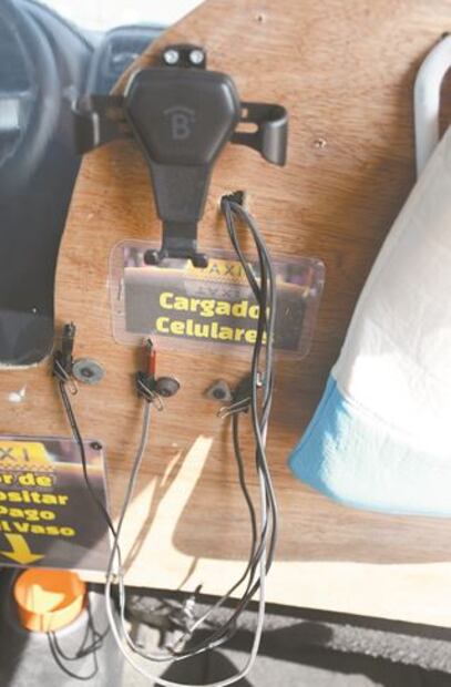 Taxista creativo eleva calidad de su servicio