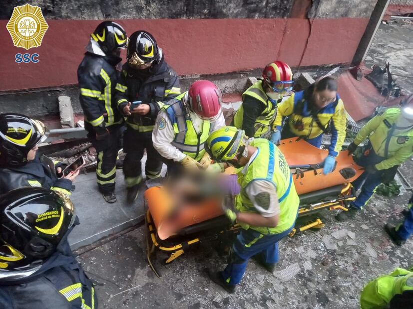 Rescatan a la víctima. FOTO: Especial/ EL UNIVERSAL/