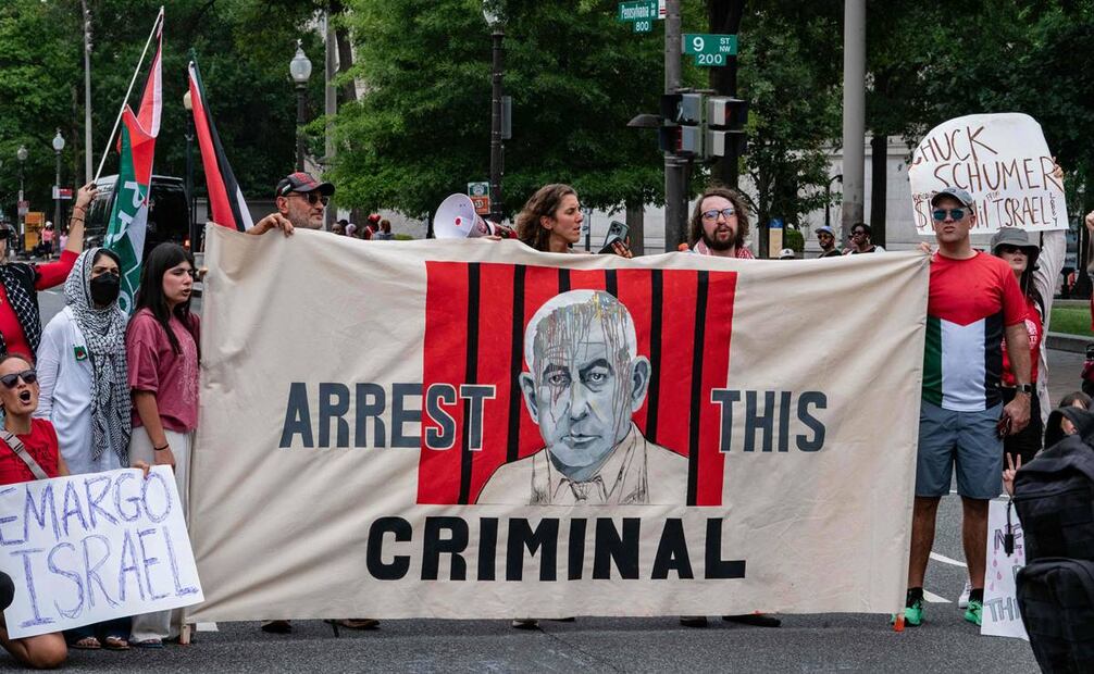 Portando banderas de Palestina y pancartas, los manifestantes que rodean el Capitolio acusaron a Estados Unidos de ser cómplice en la guerra de Gaza. Foto: AFP
