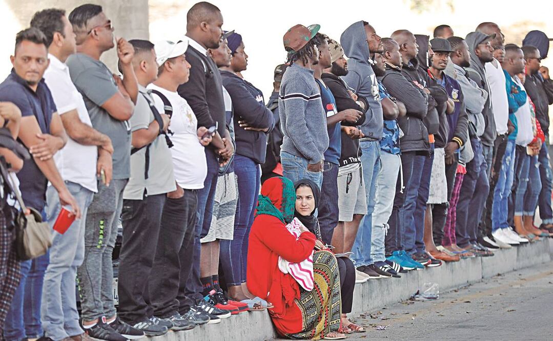 En 2019, largas filas se observaban en Tijuana de migrantes que buscaban asilo en Estados Unidos. Foto: GREGORY BULL. AP