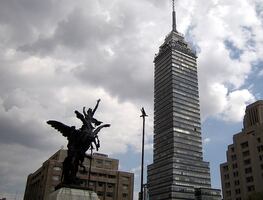 ¿Cómo es la Torre Latinoamericana?; el icónico rascacielos de CDMX donde quedaron atrapadas 12 personas tras fallo de elevador