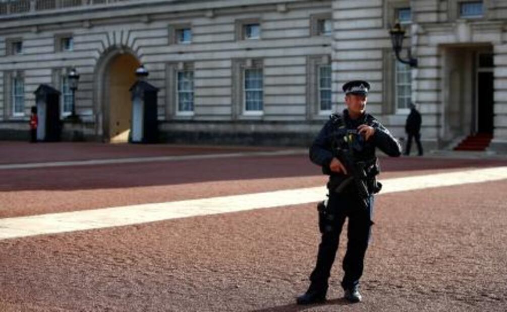Detienen a hombre armado frente al Palacio de Buckingham en Londres
