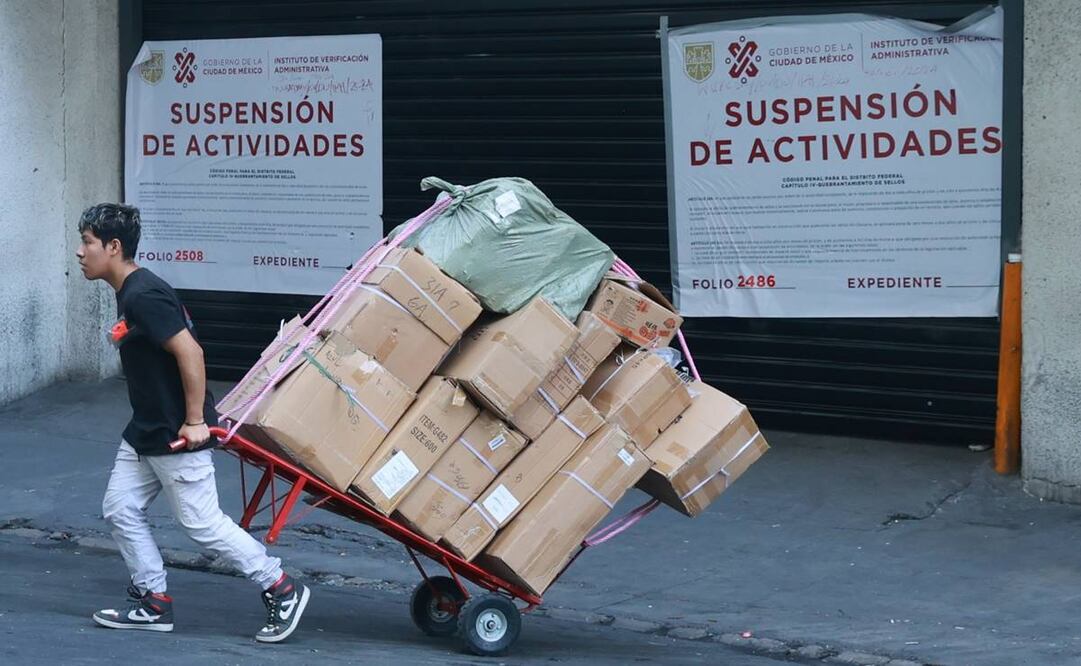 Comerciantes continúan sacando mercancía de Plaza Izazaga 89 / Foto: Fernanda Rojas. EL UNIVERSAL
