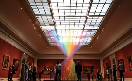 Crean un arcoíris en el interior de una galería