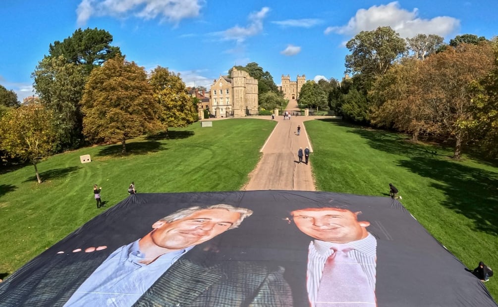Un grupo anti-Trump proyecta sobre el castillo de Windsor fotos relacionadas con el caso Epstein el 16/09/25. Foto: AFP/Archivo