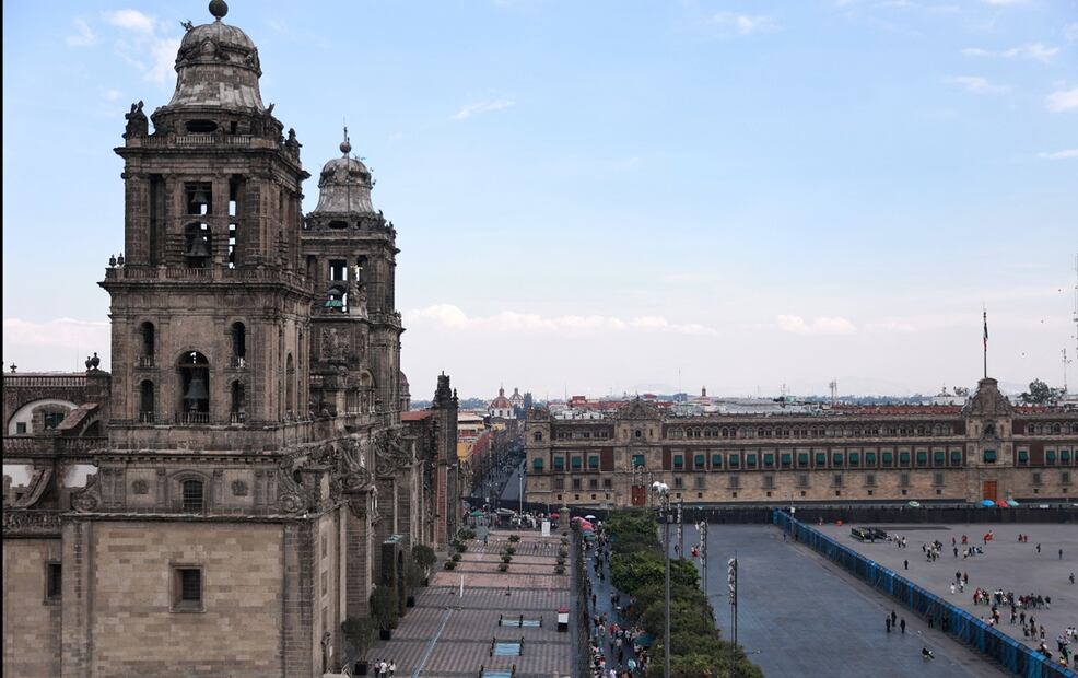 Vallas metálicas fueron colocadas en los alrededores de Palacio Nacional y la Catedral Metropolitana en el Zócalo de la Ciudad de México ante las movilizaciones de la CNTE y la Generación Z, el martes 11 de noviembre de 2025. Foto: Fernanda Rojas/EL UNIVERSAL