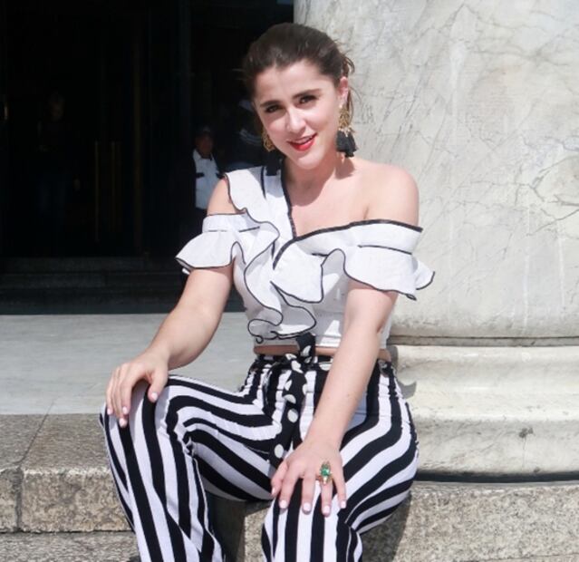 Ángela Aguilar, con ropa ajustada, paga para que la sigan en Instagram