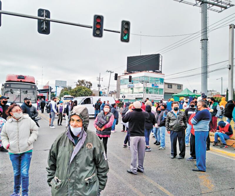 Propietarios y empleados de antros y bares cerraron avenida Central en su entronque con R-1, así como el Circuito Exterior Mexiquense. EMILIO FERNÁNDEZ. EL UNIVERSAL 