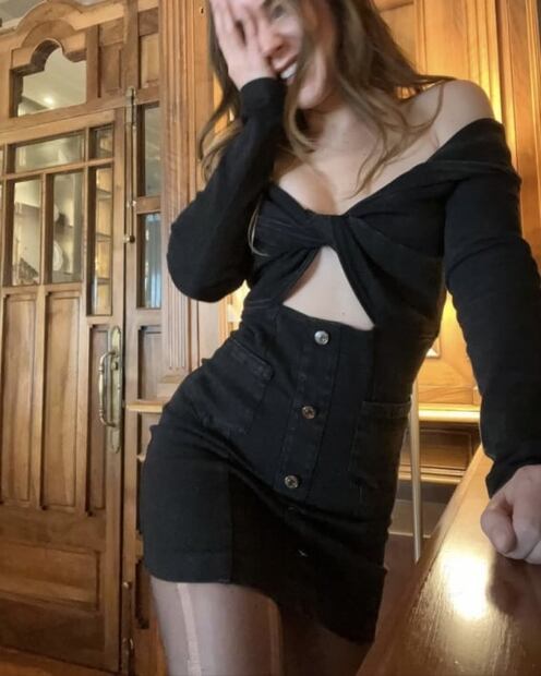 Escote profundo y medias rotas, el look dark de Camila Sodi
