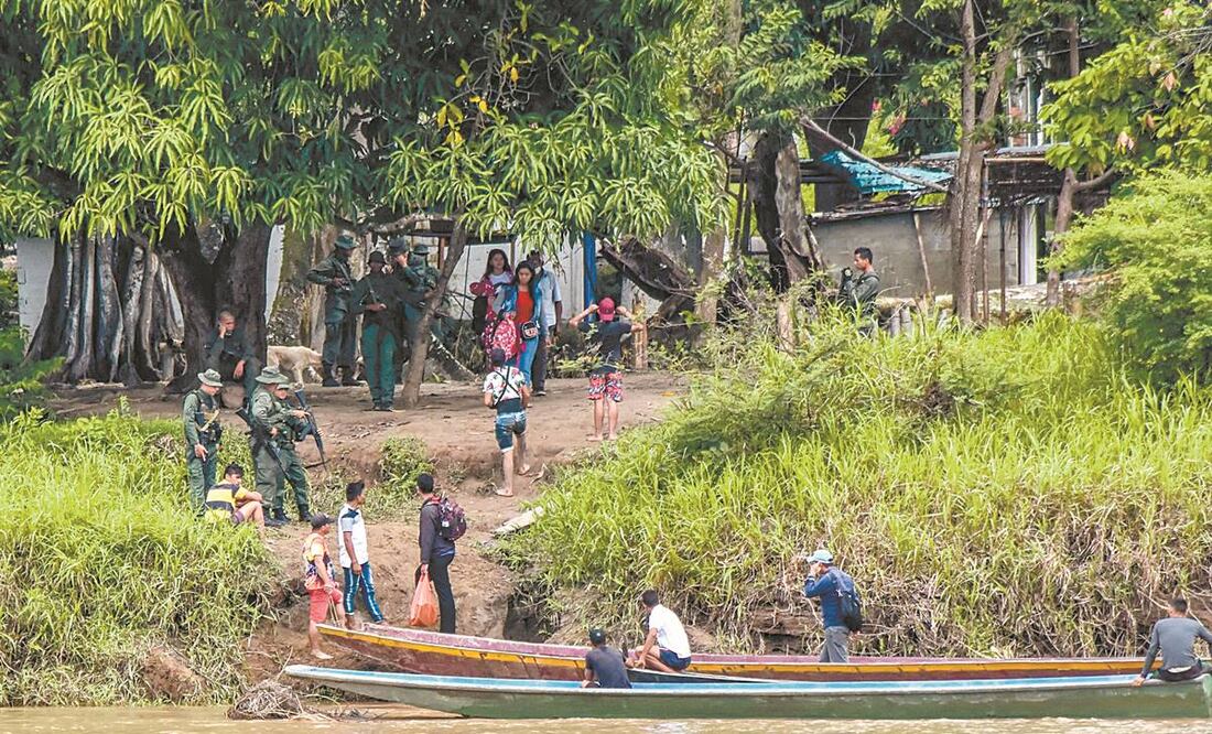 Venezolanos tras cruzar el río Arauca desde La Victoria, Venezuela, hasta el municipio de Arauquita, Colombia. Foto: Fernándo Martínez Cervera. AFP
