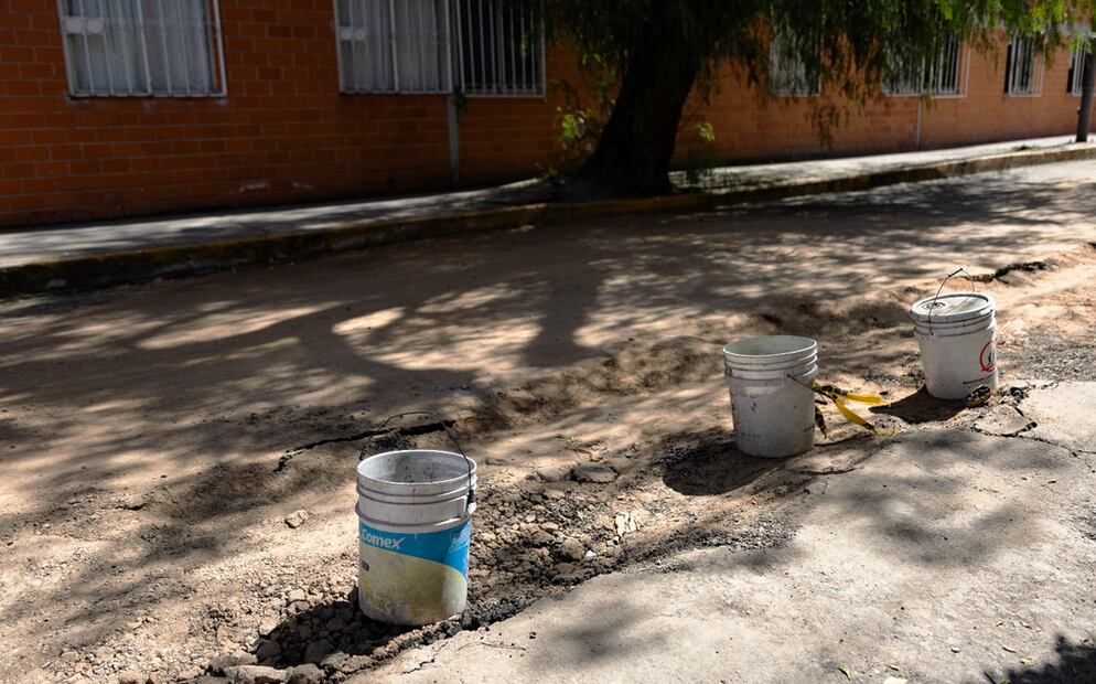 “Seguimos buscando porque no solamente era ese socavón que se produjo por esta causa, sino que había otros lugares donde también hay hundimientos y que nos llevaron a la calle perpendicular a la avenida donde estábamos y encontramos que evidentemente allí era el mismo tipo de túnel”, detalló la funcionaria en entrevista con EL UNIVERSAL. Foto: Hugo Salvador/EL UNIVERSAL