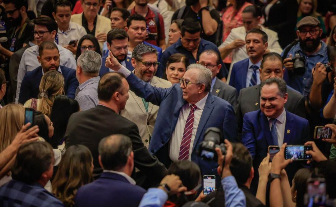 El gobernador Rocha asistió como invitado especial al Cuarto Informe del rector Jesús Madueña Molina, en cuyo marco también rindió protesta para continuar en el cargo hasta 2029. Foto: Especiales