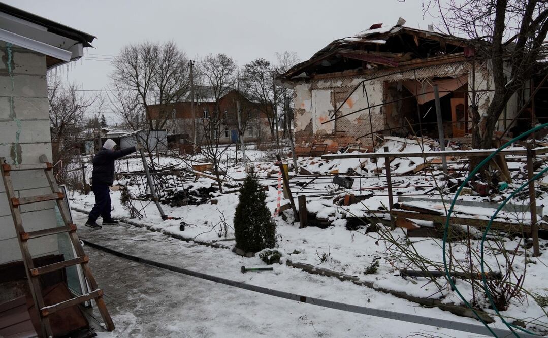 Un hombre limpiando escombros alrededor de un edificio dañado después de un ataque de las fuerzas ucranianas en Lgov, en la región de Kursk, Rusia. Foto: Xinhua