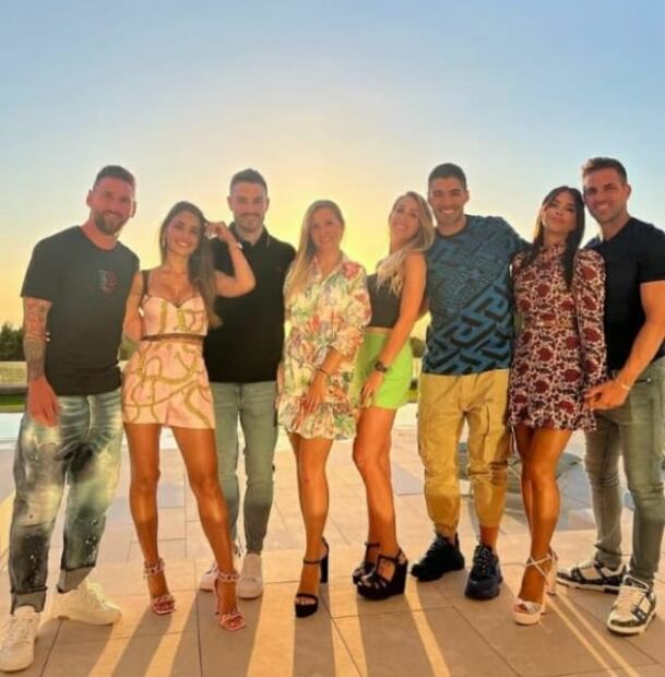 Esposa de Messi combina top y minifalda con zapatos verde neón
