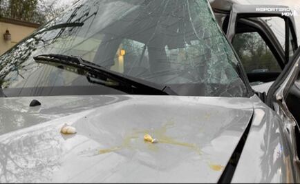 Sujetos arrojan huevos a vehículo de agente del MP; ella choca y muere 