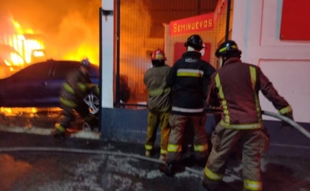 Incendio consume empresa de venta de autos en Tlalnepantla