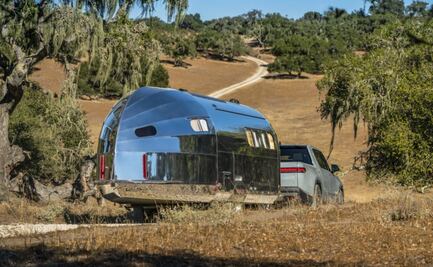 La casa rodante que permite recargar autos eléctricos