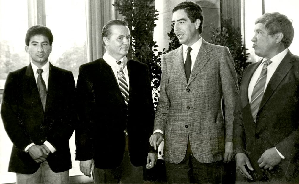 Ernesto Canto (izq.) y el profesor Jerzy (der. de Canto) recibieron invitaciones a diversas ceremonias tras el éxito de 1984, donde se reunirían incluso con el también campeón Pedraza (der.). Archivo EL UNIVERSAL.