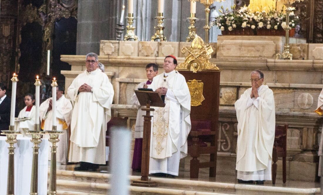 El cardenal Norberto Rivera oficia misa en la Catedral Metropolitana al tiempo que La Arquidiócesis de México cuestionó si la iniciativa presidencial sobre el matrimonio entre personas del mismo sexo es para beneficio de los mexicanos (CRISTOPHER ROGEL)