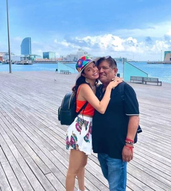 Critican aspecto de Juan Osorio junto a su joven novia: "Qué guapa es su hija señor"
