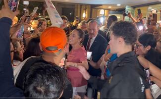 Sheinbaum aterriza en Nueva York para acudir a la final del Mundial; mexicanos la esperan en su hotel