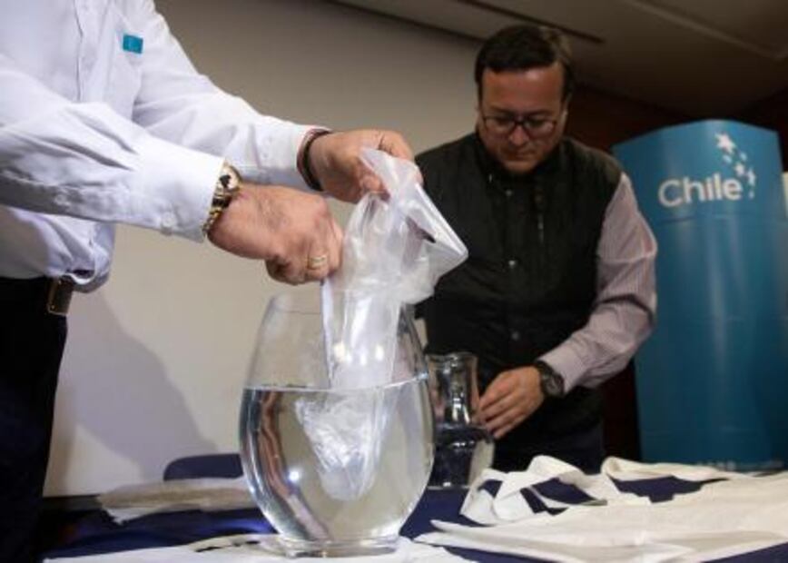 Chilenos fabrican bolsas de plástico que se disuelven en agua y no contaminan