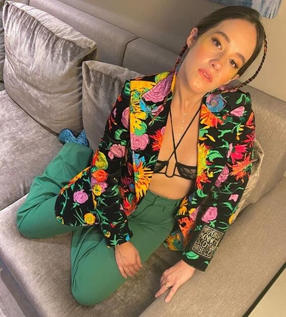 Ximena Sariñana impacta con su look en bralette