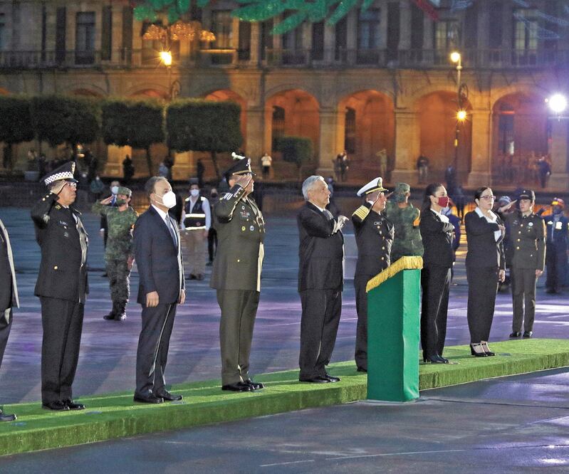 Acompañado por miembros de su gabinete, el Presidente encabezó ayer la ceremonia del 19-S. CARLOS MEJÍA. EL UNIVERSAL