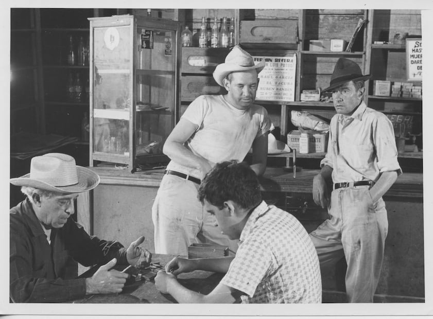 "En este pueblo no hay ladrones" (1964), dirigida por Alberto Isaac. Sentados a la mesa (de izq. a der), Luis M. Rueda y Carlos Monsiváis. De pie, Abel Quezada y Juan Rulfo. Foto: Archivo Mil Nubes-Foto