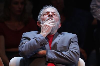 Tras un mes en prisión, Lula dice que es "candidatísimo" a presidenciales
