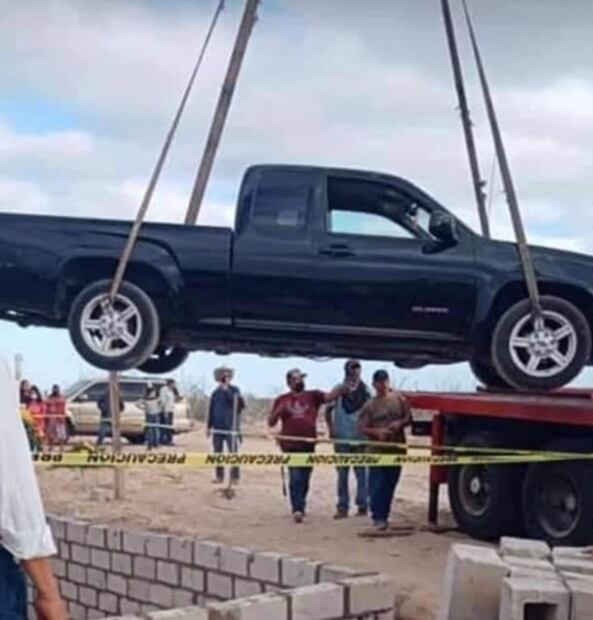 Última voluntad: Entierran a hombre junto a su camioneta en Baja California Sur
