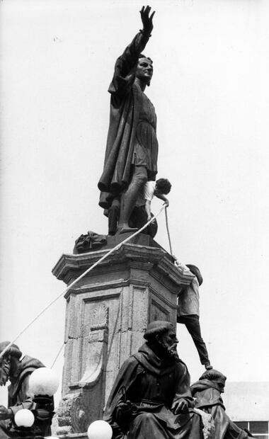 El día que quisieron derrocar la estatua de Cristóbal Colón 