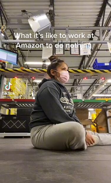TikTok: "Trabajo haciendo nada", empleada de Amazon rompe internet