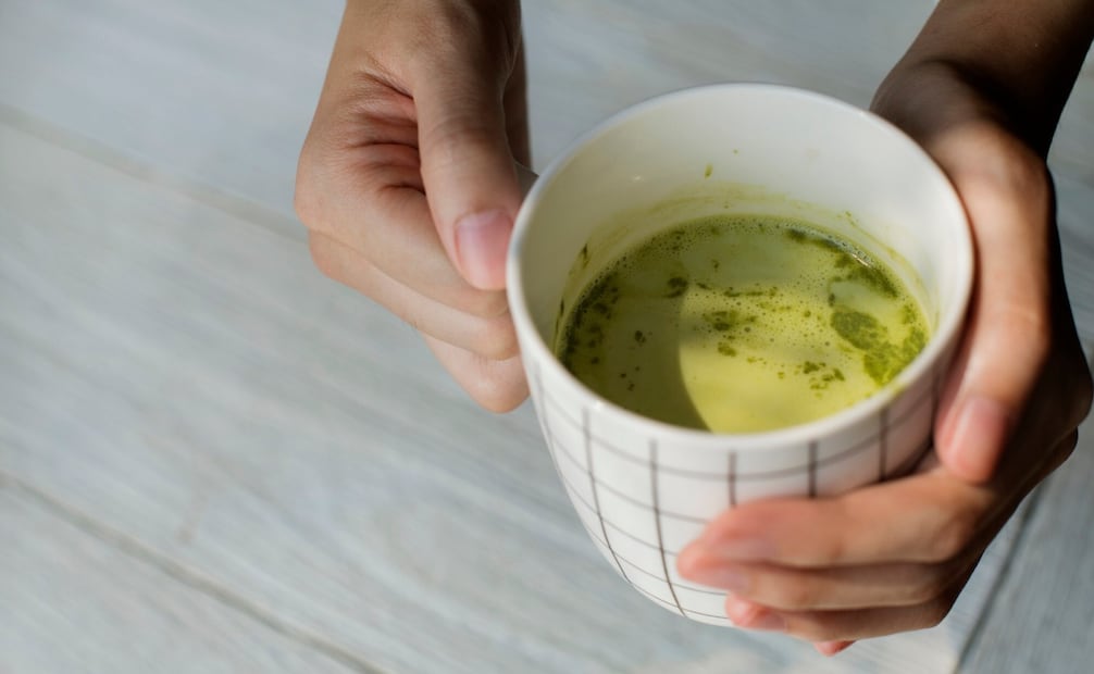 El matcha puede servirse con leche, pero se prefiere natural, batido a mano con agua, para apreciar mejor sus aromas. Foto: Freepik