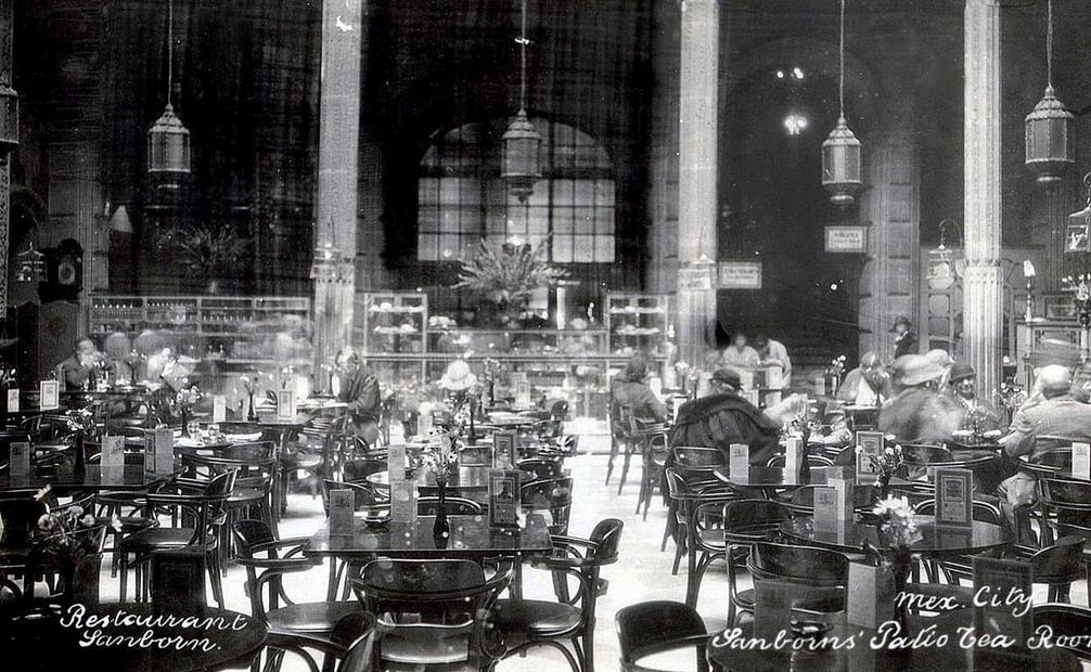 Patio principal de la Casa de los Azulejos en el año de 1937, cuando ya era la fuente de sodas inaugurada por los hermanos Sanborn. Foto: Colección Villasana.