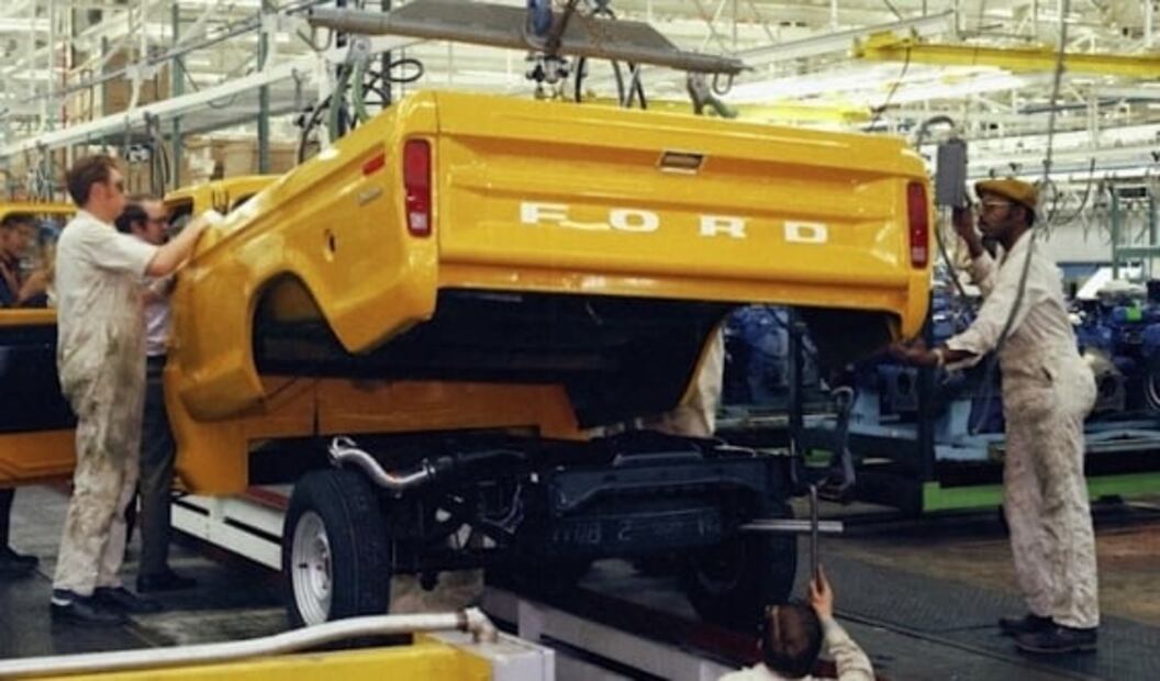 Encuentran Ford-F250 y la lavan por primera vez después de 40 años
