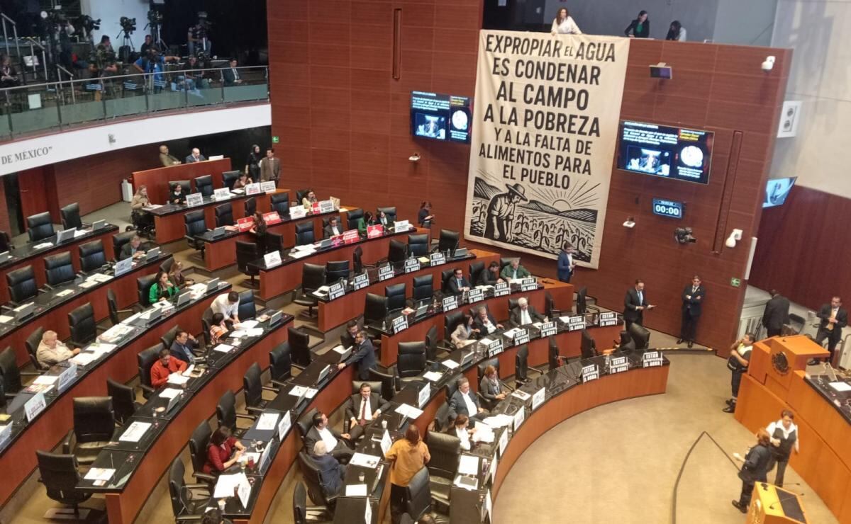 Senadoras del PAN colocan manta durante la sesión en la que se discute la Ley de Aguas (04/12/2025). Foto: Gabriel Pano / EL UNIVERSAL