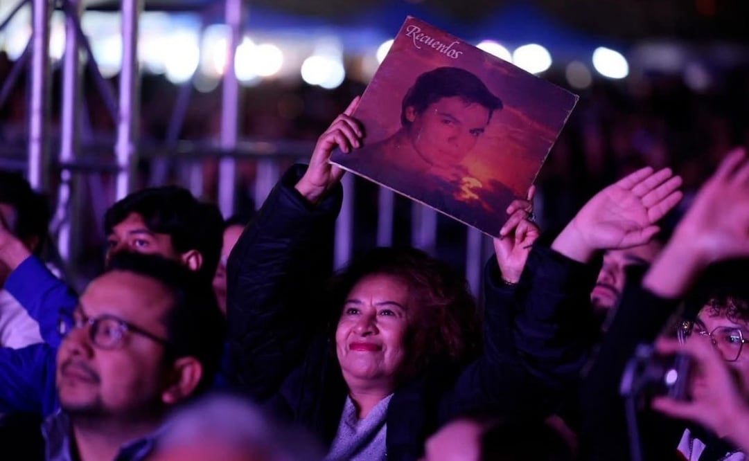 Más de 10 mil personas se reúnen Ciudad Juárez para escuchar el concierto de Juan Gabriel en Bellas Artes (30/11/2025). Foto: Especial