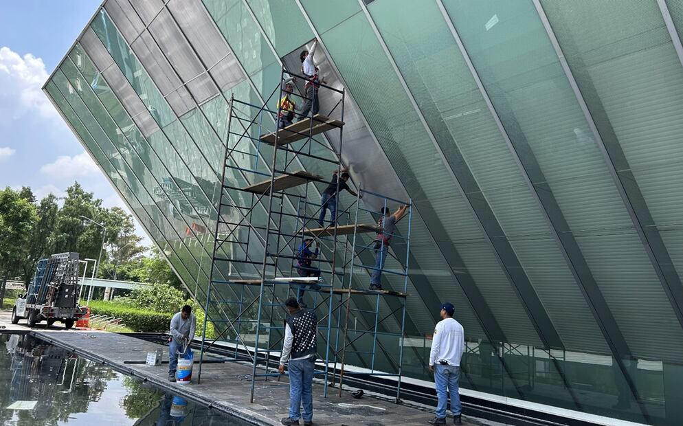 Trabajadores laboran en la reparación del Museo Universitario de Arte Contemporáneo en el Centro Cultural Universitario de la UNAM, el miércoles 23 de julio de 2025. Foto: Berenice Fregoso/EL UNIVERSAL