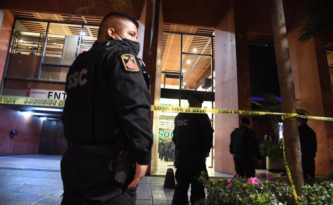 En el lugar se aseguró un arma de fuego y hay dos personas detenidas, la zona se encuentra acordonada en espera de las autoridades ministeriales. Foto: Armando Martínez/EL UNIVERSAL