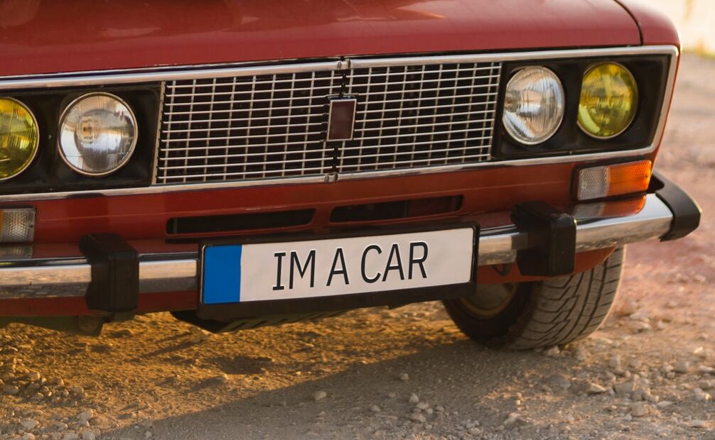 Las placas de los autos deben cumplir con una serie de características de diseño. Foto: Freepik
