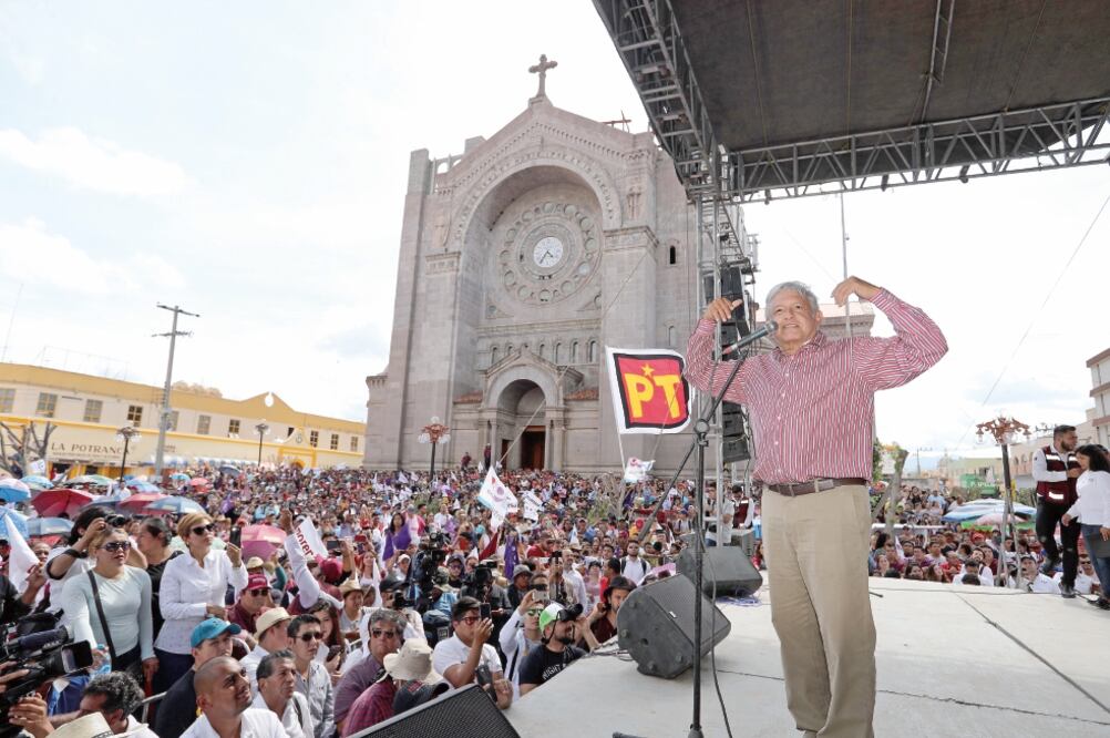 El candidato presidencial de la coalición Juntos Haremos Historia, Andrés Manuel López Obrador, encabezó un mitin en San Luis Potosí, donde respondió una vez más a los comentarios del empresariado. Foto: VALENTE ROSAS. EL UNIVERSAL
