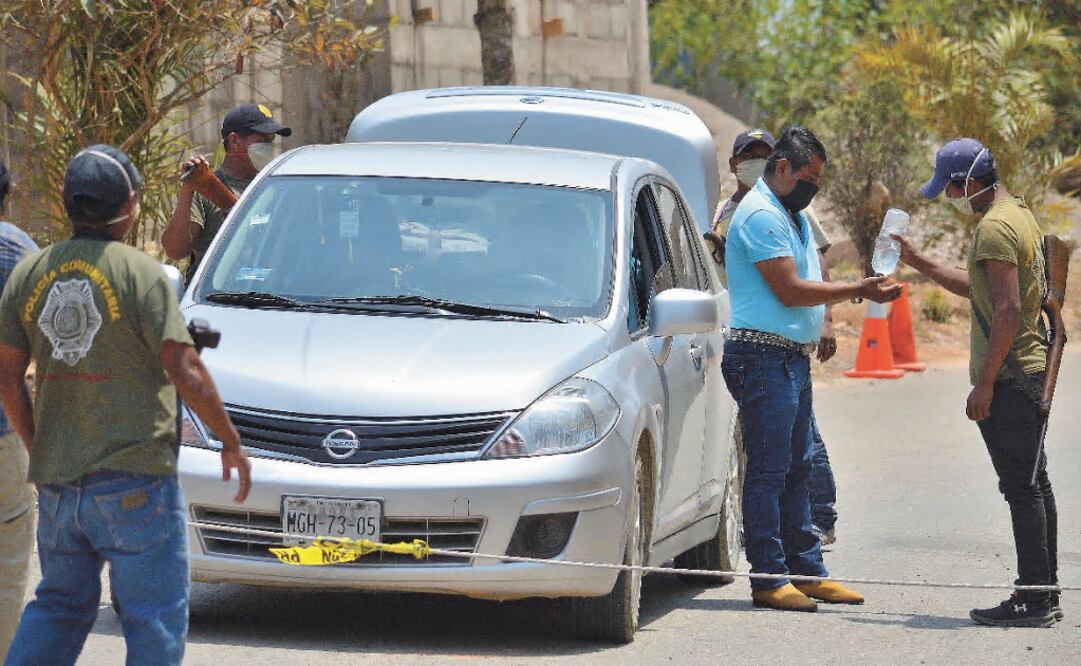 Indigenous communities imposed curfews and banned foreigners to enter the towns in a bid to halt the spread of the novel coronavirus  - Photo: Salvador Cisneros/EL UNIVERSAL
