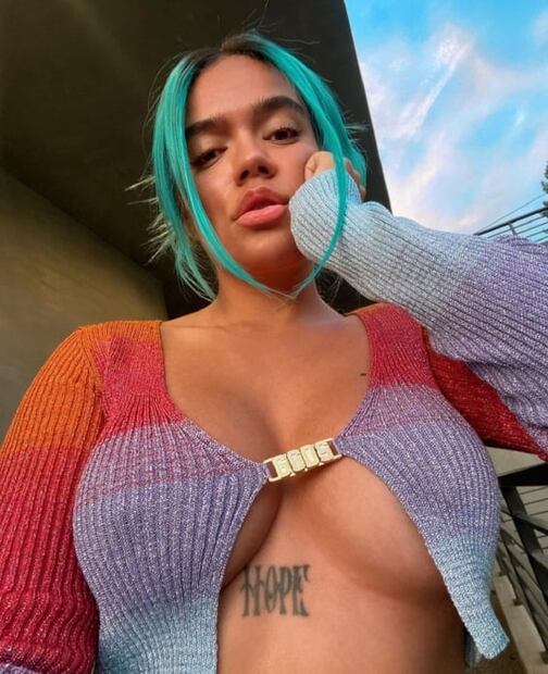 Danna Paola y Karol G lucen el mismo suéter con tendencia braless