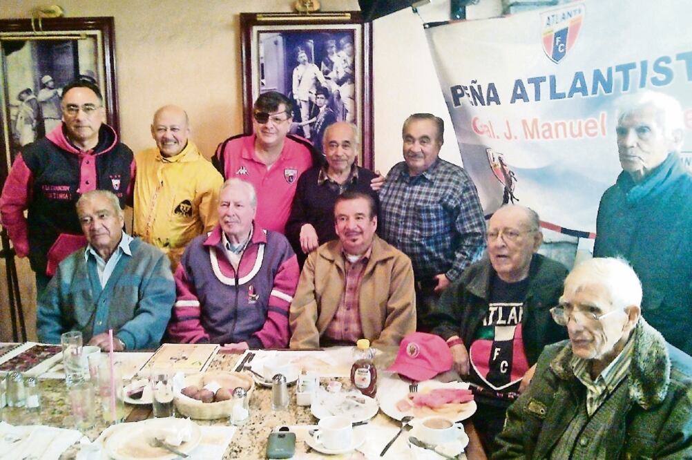 Integrantes de la peña José Manuel Núñez, entre ellos Javier Lazcano, Miguel Infante, José Sánchez, Francisco Villaseñor y el portero José ‘Chato’ Sierra (JOSÉ ÁNGEL PARRA. EL UNIVERSAL)
