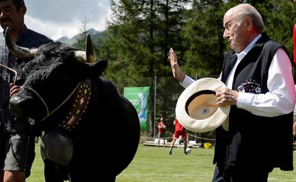 Regalan vaca a Blatter; no habla del "Caso FIFA"