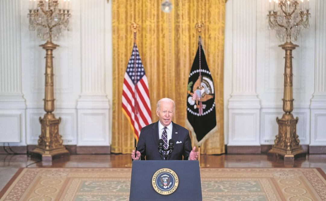 El presidente de EU, Joe Biden, ayer durante un discurso en la Casa Blanca, en Washington. Foto: SHAWN THEW/ EFE