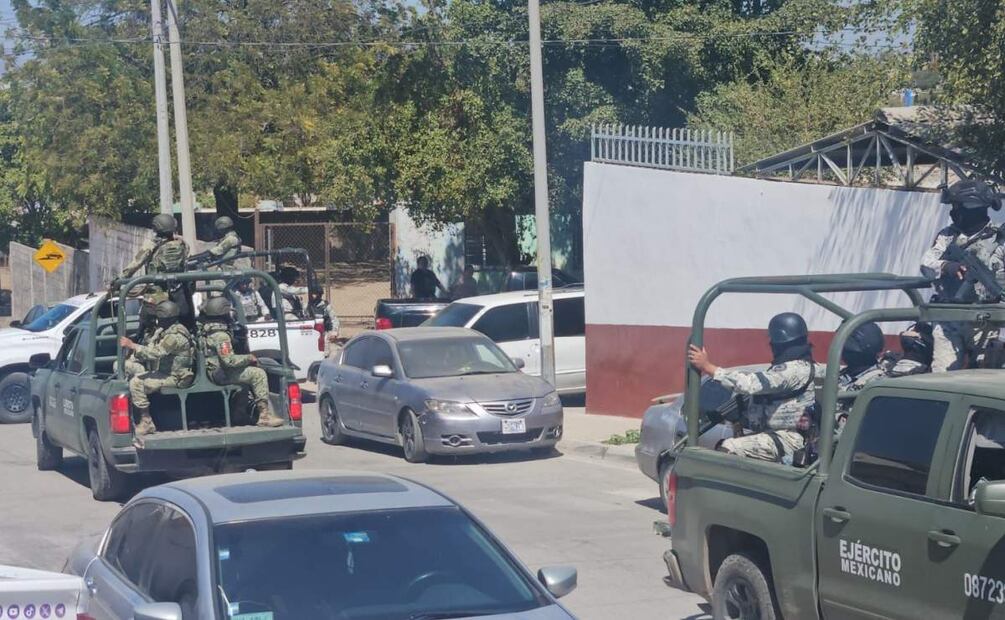 Militares, Guardia Nacional y la Policía Estatal arribaron a la secundaria para atender el reporte falso sobre alumnos armados en Sinaloa (11/03/2025). Foto: Cortesía