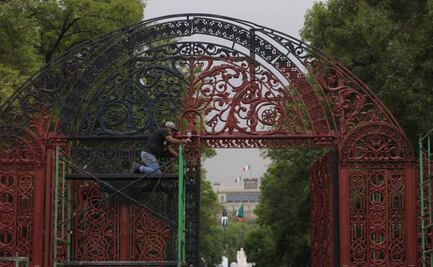 Tras 15 años sin mantenimiento, pintan las puertas del Bosque de Chapultepec